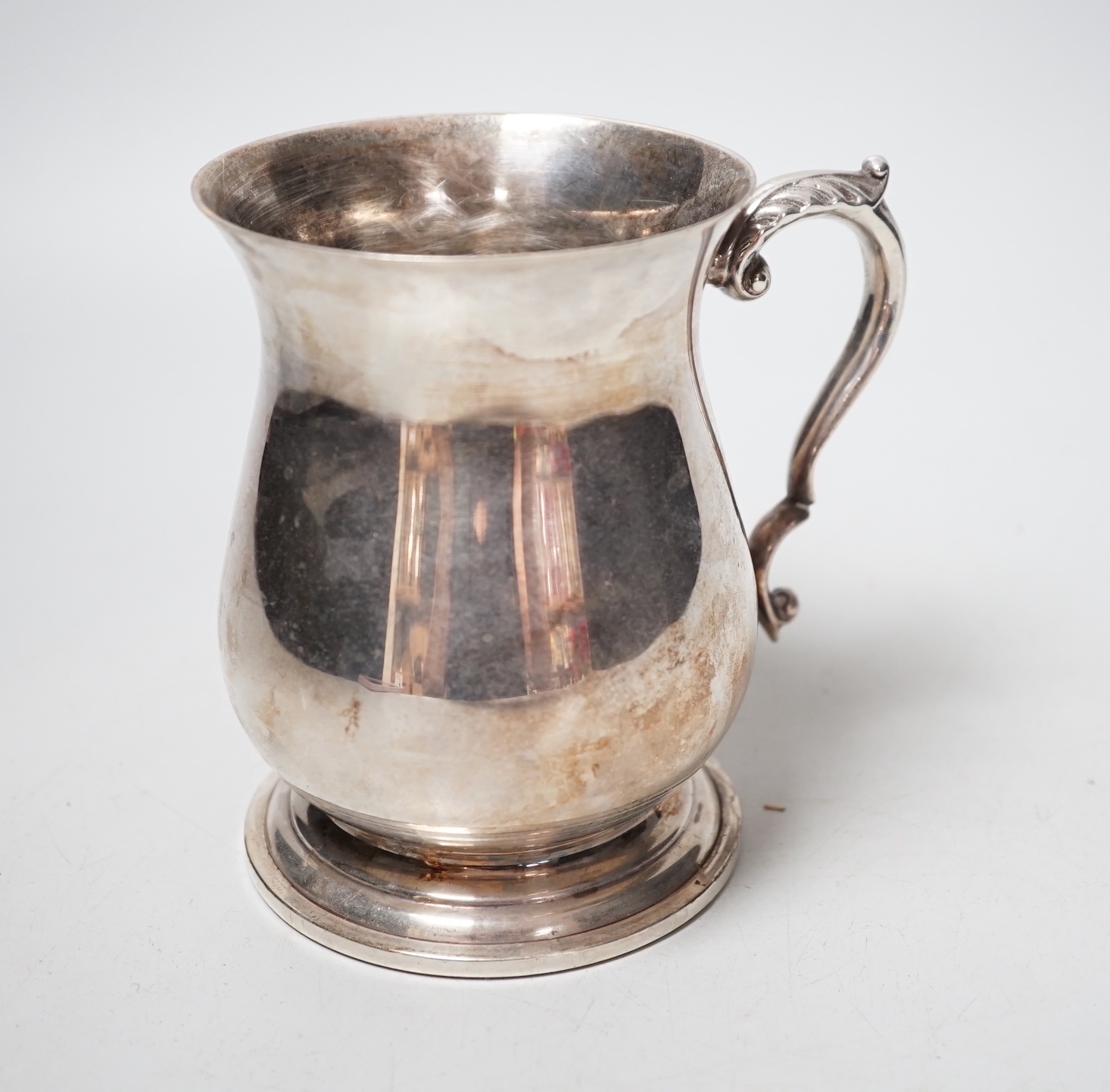 An Elizabeth II silver baluster pint mug, maker DMS, London, 1977,height 12.2cm, 11.9oz.